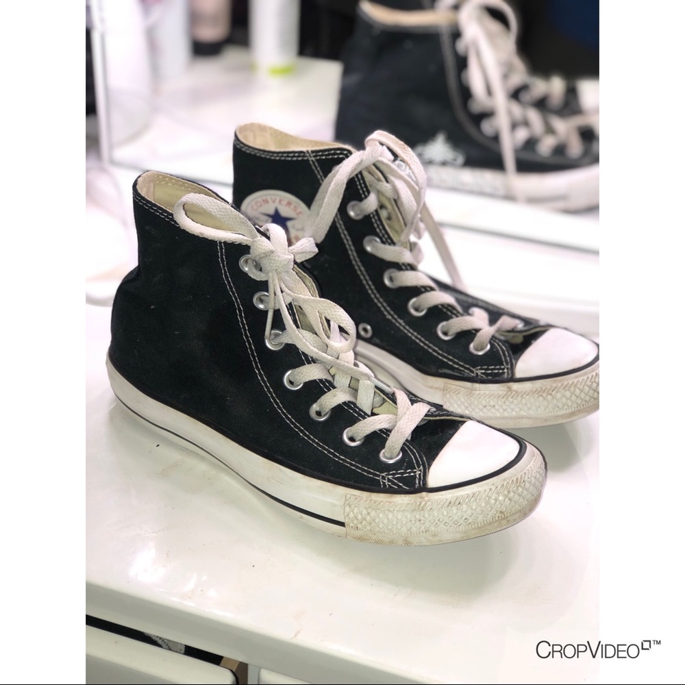 Black high top Sneaker.